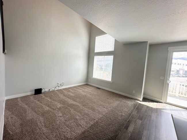 Building Photo - 4 Bedroom/3.5 Bathroom Lehi