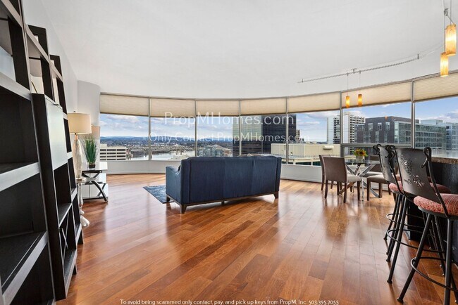 Foto del edificio - Luxurious Two Bedroom High-Rise Living at the Portland Plaza!