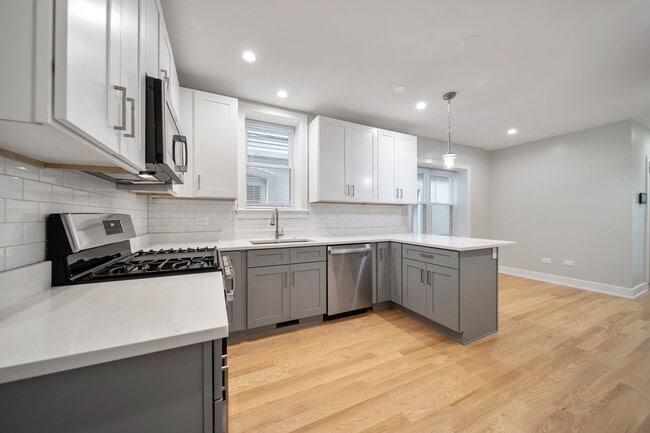 Building Photo - 3014 N California Ave