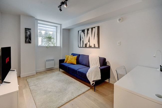 Building Photo - 2318 Rue Sainte-Catherine E