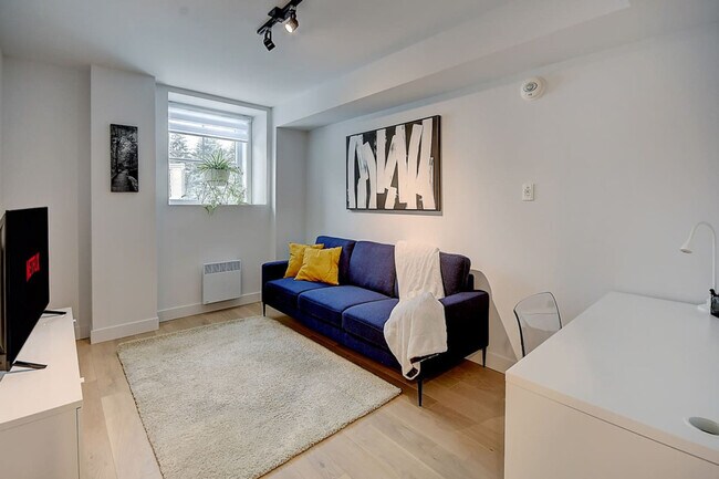 Building Photo - 2320 Rue Sainte-Catherine E