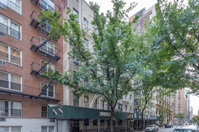 Building Photo - 225 W 25th St
