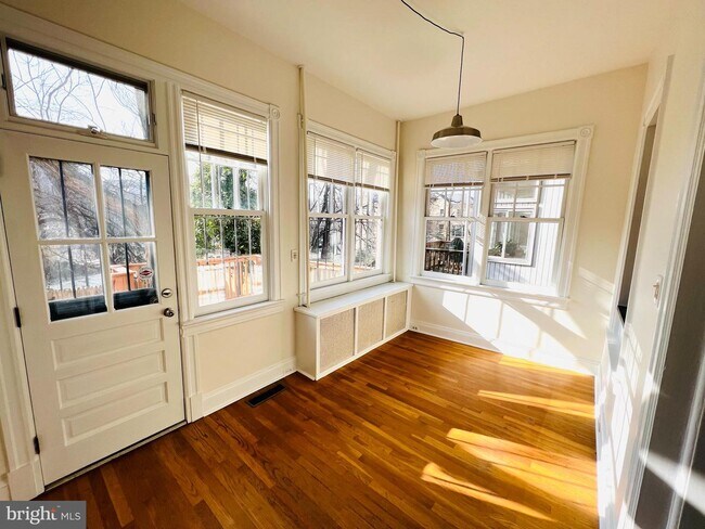 Foto del edificio - 1858 Mintwood Pl NW