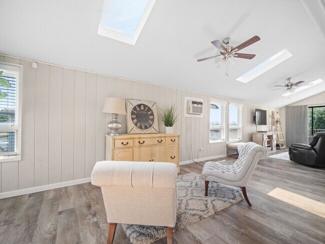 Foto del edificio - Spacious 2-Bedroom Home with Private Deck,...