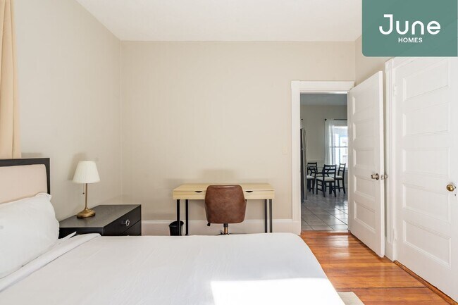 Foto del edificio - Queen room in 5-bed/1.0-bath Home
