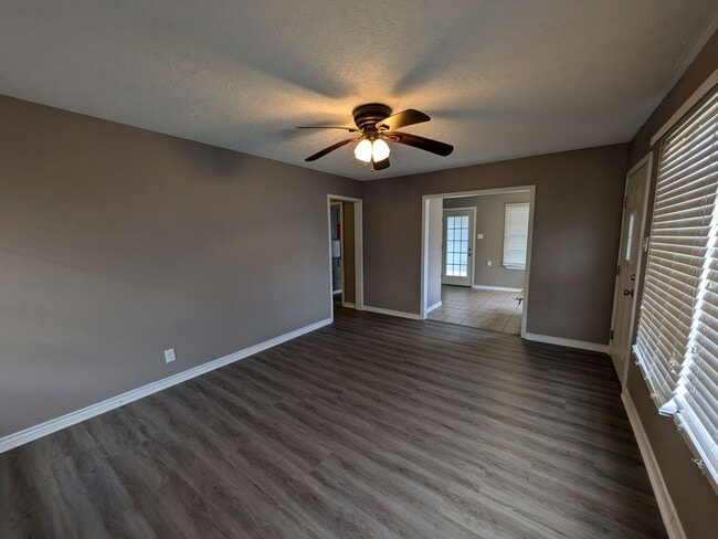 Building Photo - 1901 W Wildwood Ave