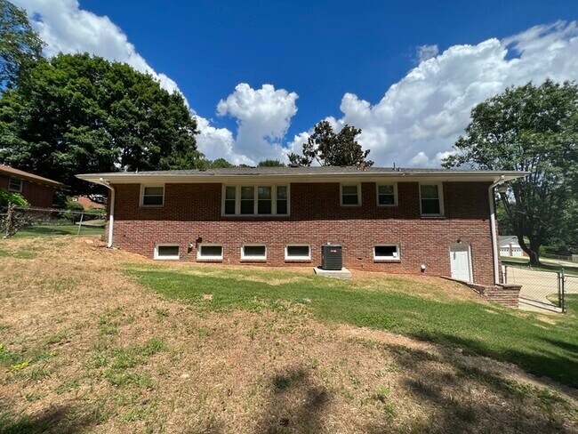 Building Photo - 713 Killarney Dr NW Huntsville, AL 35816