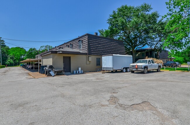 Side Building View - Katy Oaks