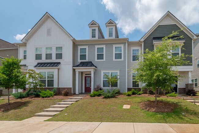 Foto del edificio - Spacious 3BR/2.5BA Townhome with Community Pool in Prime Steele Creek Location