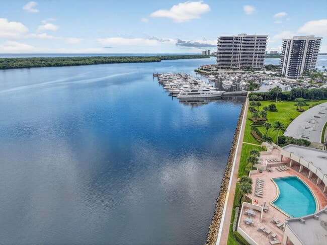 Building Photo - 132 Lakeshore Dr