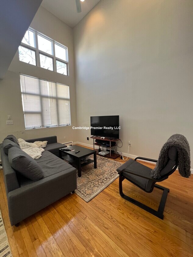 Primary Photo - 589 Putnam Ave