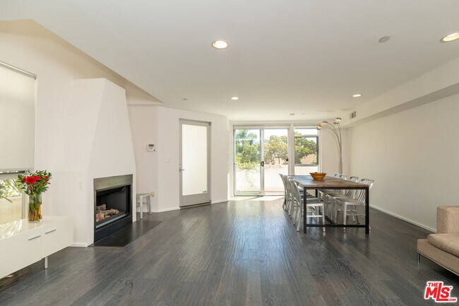 Building Photo - 8703 N W Knoll Dr