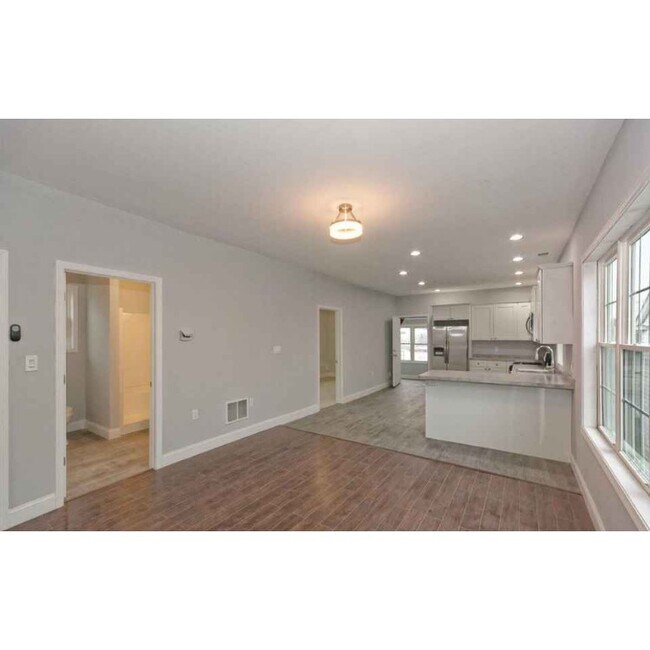Building Photo - 508 6th Ave