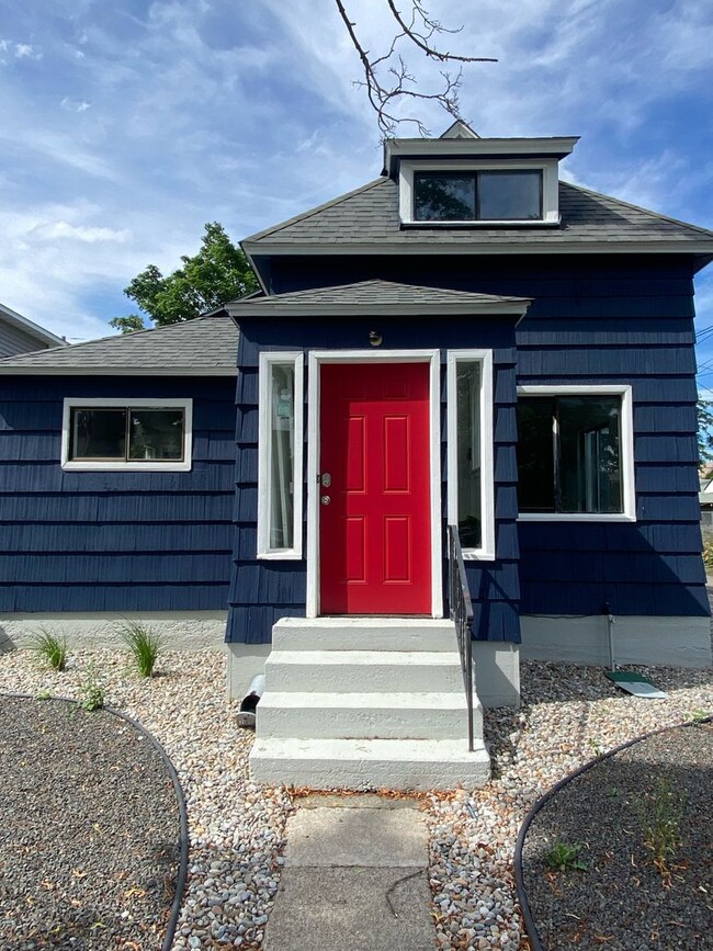Building Photo - 711 E Augusta Ave