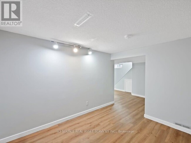 Building Photo - 6 Jasmin Crescent