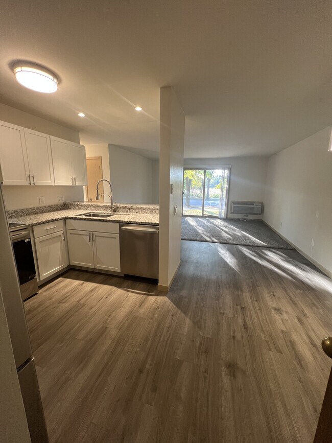 Vista desde la puerta principal - Pine Crest Apartments