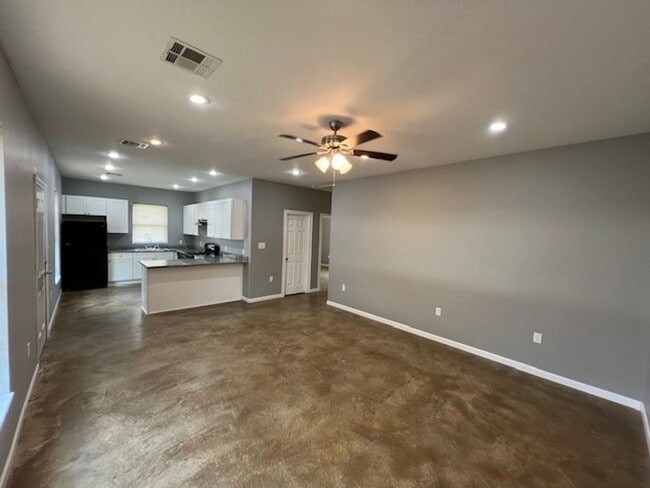 Building Photo - 2 bedroom 1 bath apartment for lease