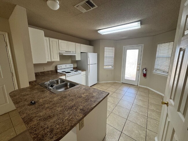 Building Photo - Quad Located In The Heart of Shopping, Dining & Leisure! Easy Access to West Loop!