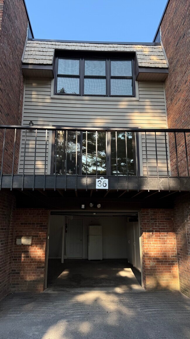 Building Photo - 36 Chestnut Hls