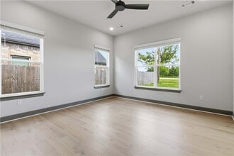 Building Photo - 980 Trestle Ln