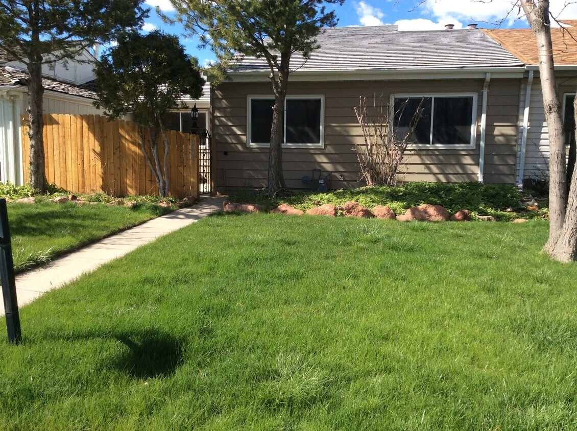 Primary Photo - 2 BEDROOM 2 BATHROOM TOWNHOUSE WITH LOFT