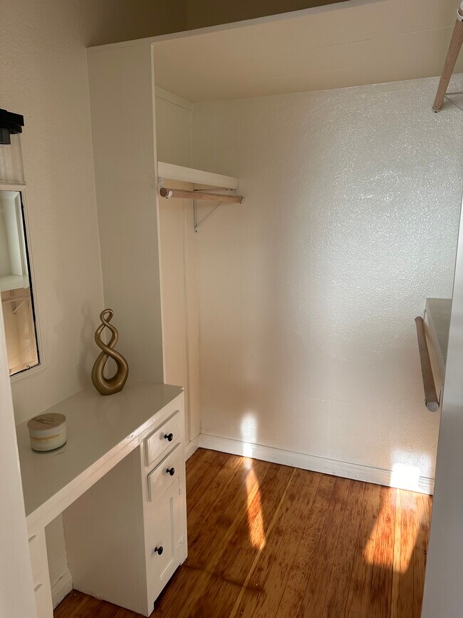 Foto del edificio - 4437 Ambrose Ave