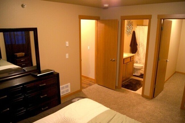 Building Photo - 2 Bedroom Condo!