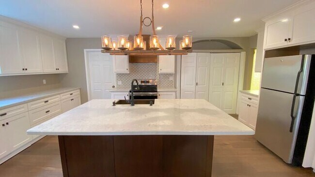 Building Photo - 3061 Sunrise Cir