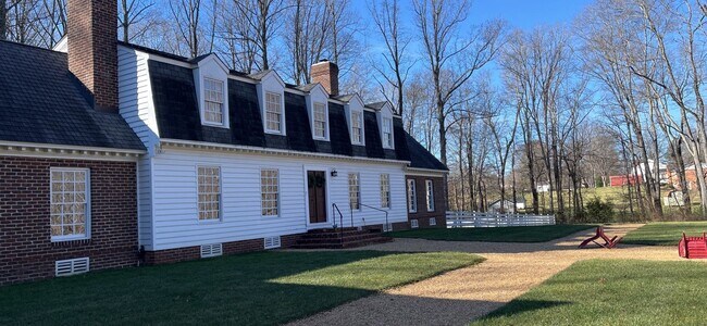 Building Photo - Oversized 4 Bedroom 3.5 Bathroom Home Situ...