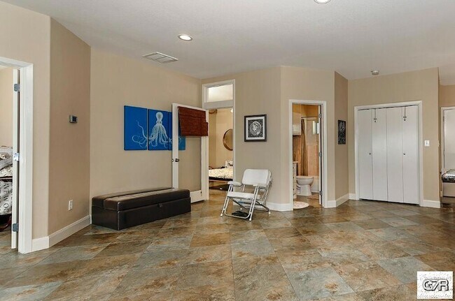 Building Photo - 3731 Bayshore Dr