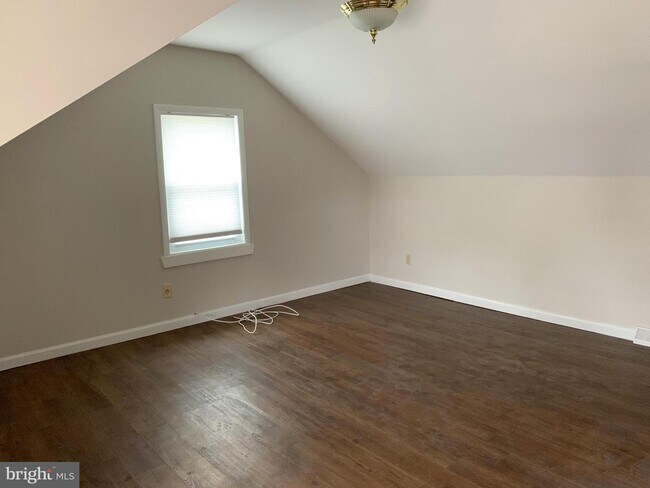 Building Photo - 38 Hazelhurst Ave