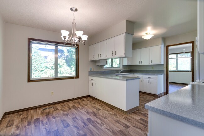 Building Photo - 4 Bedroom 3 Bath Midcentury Home in South ...