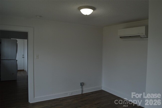 Foto del edificio - 709 S Elm St