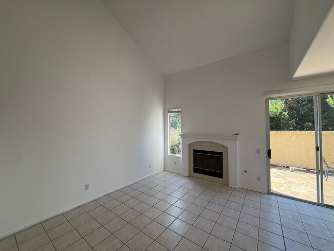 Foto del edificio - SD: Spacious 2BD/2.5BA Townhome in Sabre Springs with Private Backyard, 2-Car Garage & In-Unit La...