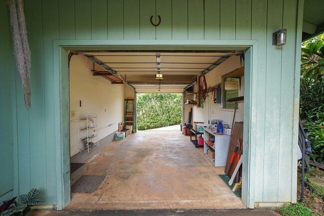 Pull-through garage - 6065 Kolopua St