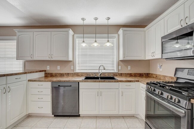 Foto del edificio - Spacious 4-Bedroom Home in Prime Location!