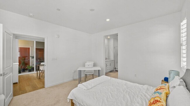 Building Photo - 6123 Valentina Wy