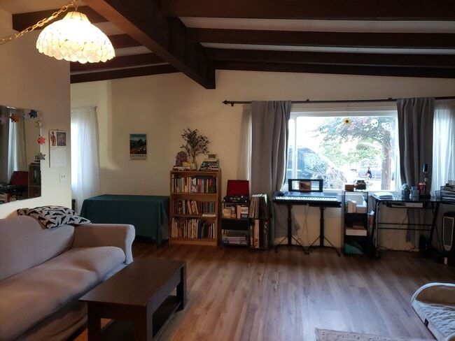 Building Photo - Three bedroom Home Close to the Hospital in Eureka