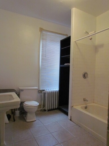 Baño - 3331 Spring Garden St