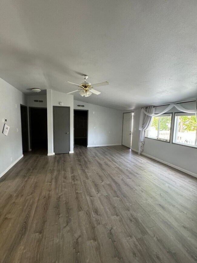 Building Photo - Green area 3 Bedroom 2 Bath