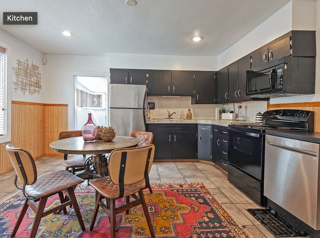 Building Photo - 731 E Roosevelt Ave