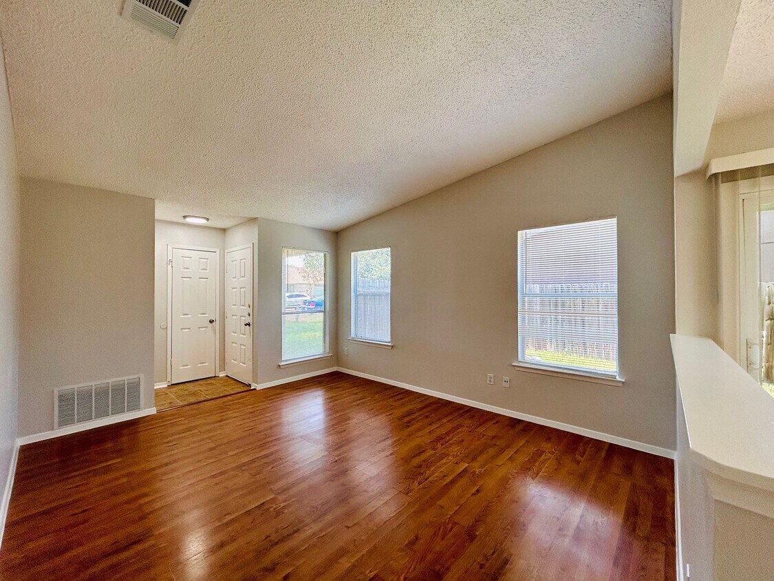 Foto principal - 12211 Dundee Dr