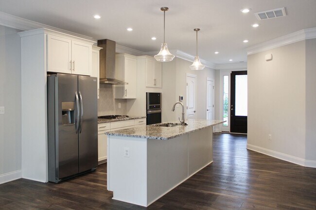 Foto del edificio - 3-bedroom villa with 1st floor primary