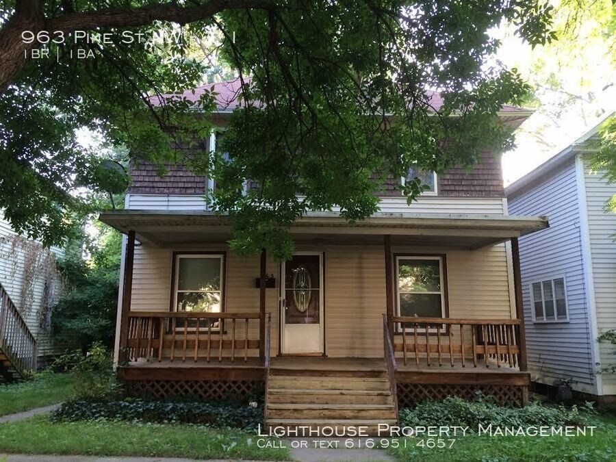 Primary Photo - 963 Pine Ave NW