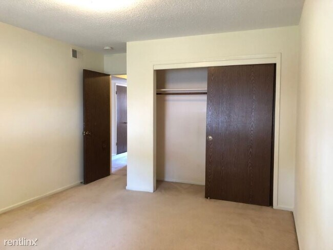 Building Photo - 2 br, 1 bath Condo - 2062 NW Hickory Ln