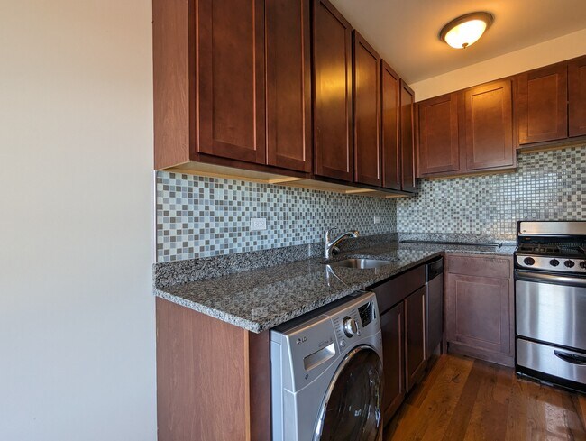Foto del edificio - 556 W Arlington Pl