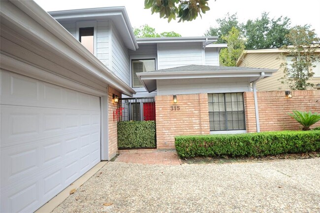 Building Photo - 315 Commodore Way