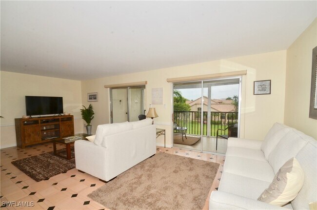 Foto del edificio - 555 Park Shore Dr