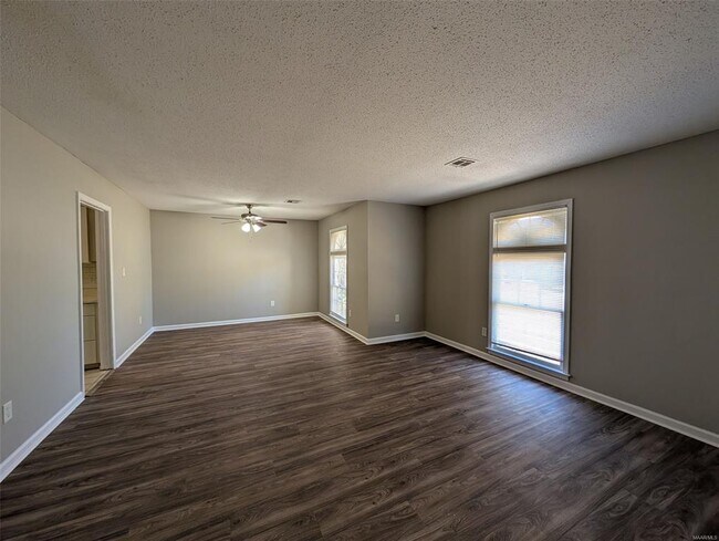 Building Photo - 2125 Edinburgh Dr