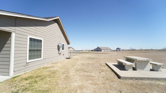 Foto del edificio - COMING SOON FOR LEASE 6/16! Nice 3 BR - 2 BA - Duplex in Peaster ISD
